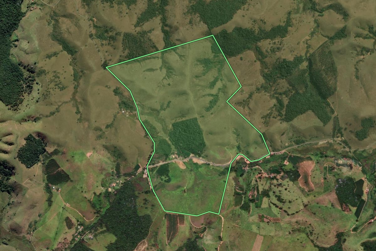Imagem de satélite do imóvel rural em Cunha (SP), com o contorno declarado no CAR desenhado por cima.