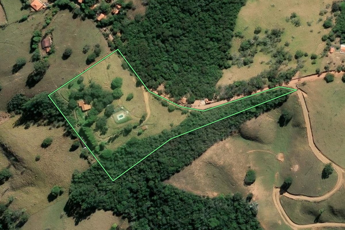 Imagem de satélite do imóvel rural em Cunha (SP), com o contorno declarado no CAR desenhado por cima.
