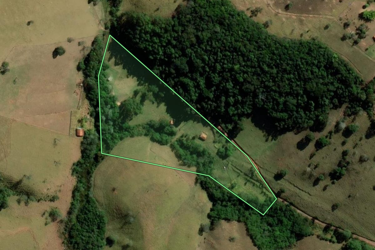 Imagem de satélite do imóvel rural em Cunha (SP), com o contorno declarado no CAR desenhado por cima.