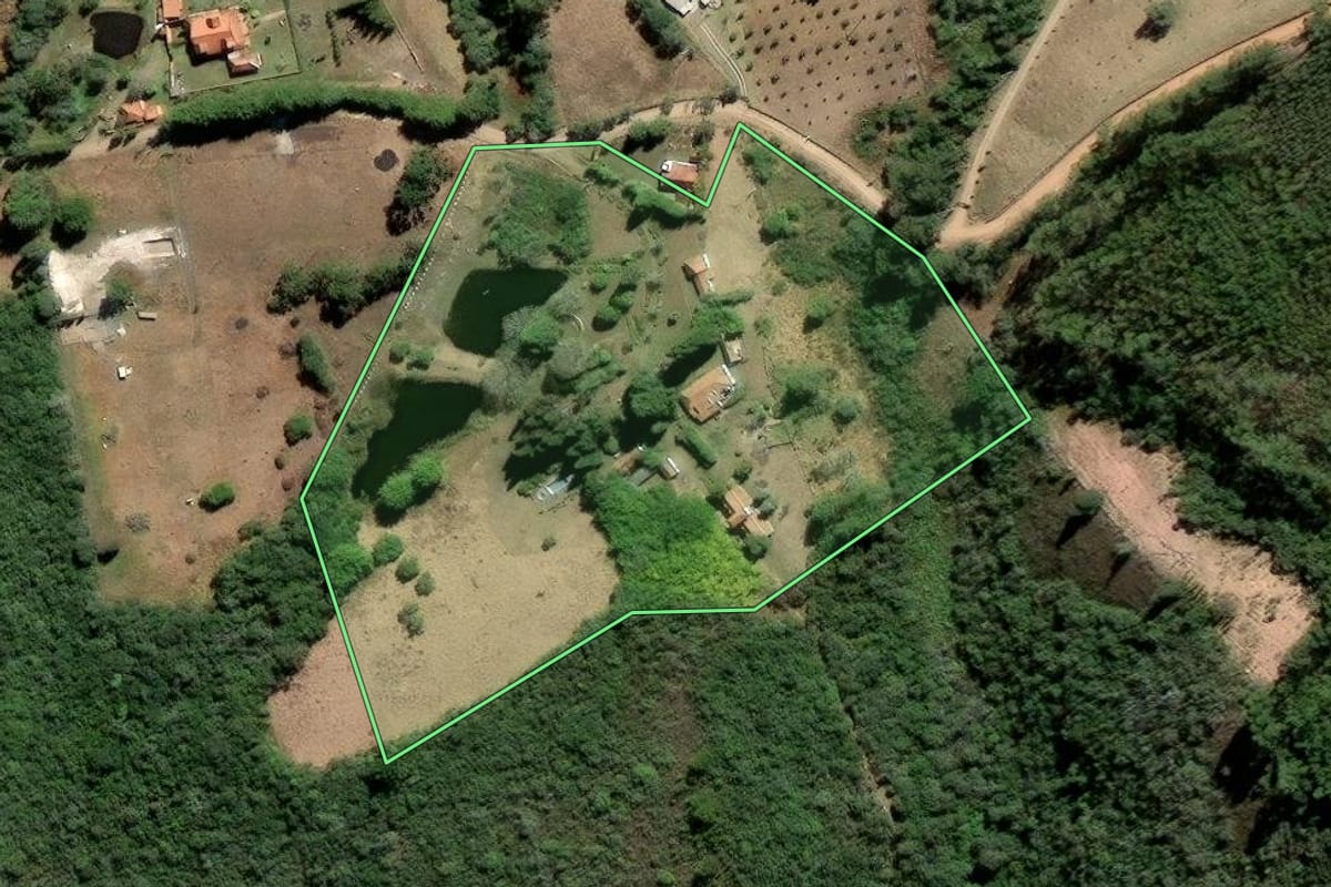Imagem de satélite do imóvel rural em Cunha (SP), com o contorno declarado no CAR desenhado por cima.