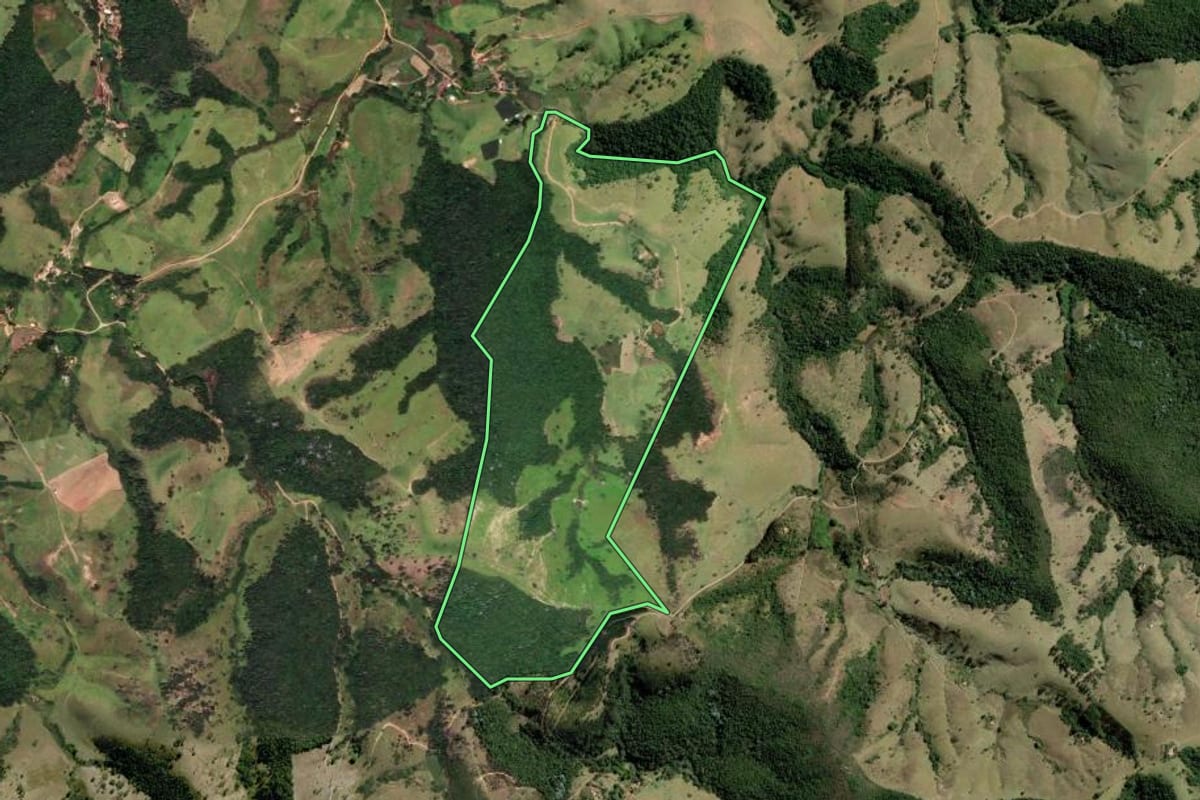 Imagem de satélite do imóvel rural em Cunha (SP), com o contorno declarado no CAR desenhado por cima.