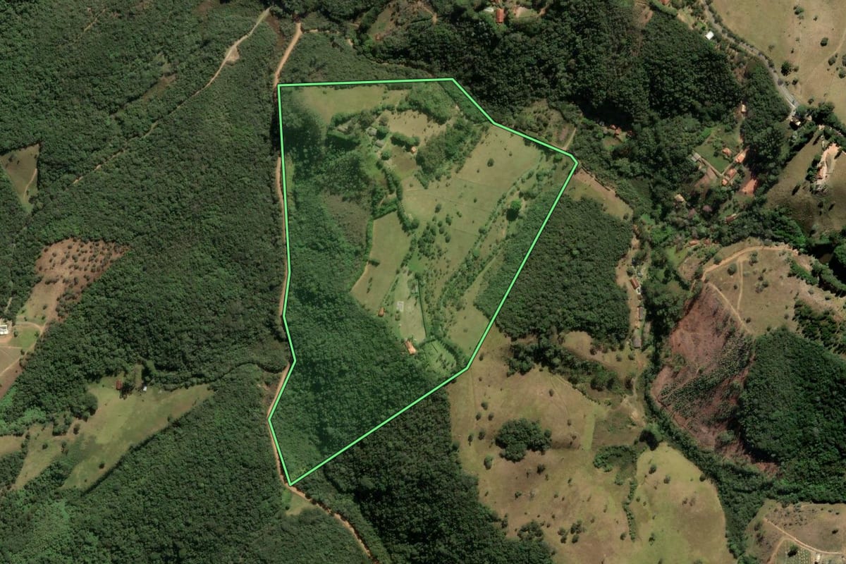 Imagem de satélite do imóvel rural em Cunha (SP), com o contorno declarado no CAR desenhado por cima.
