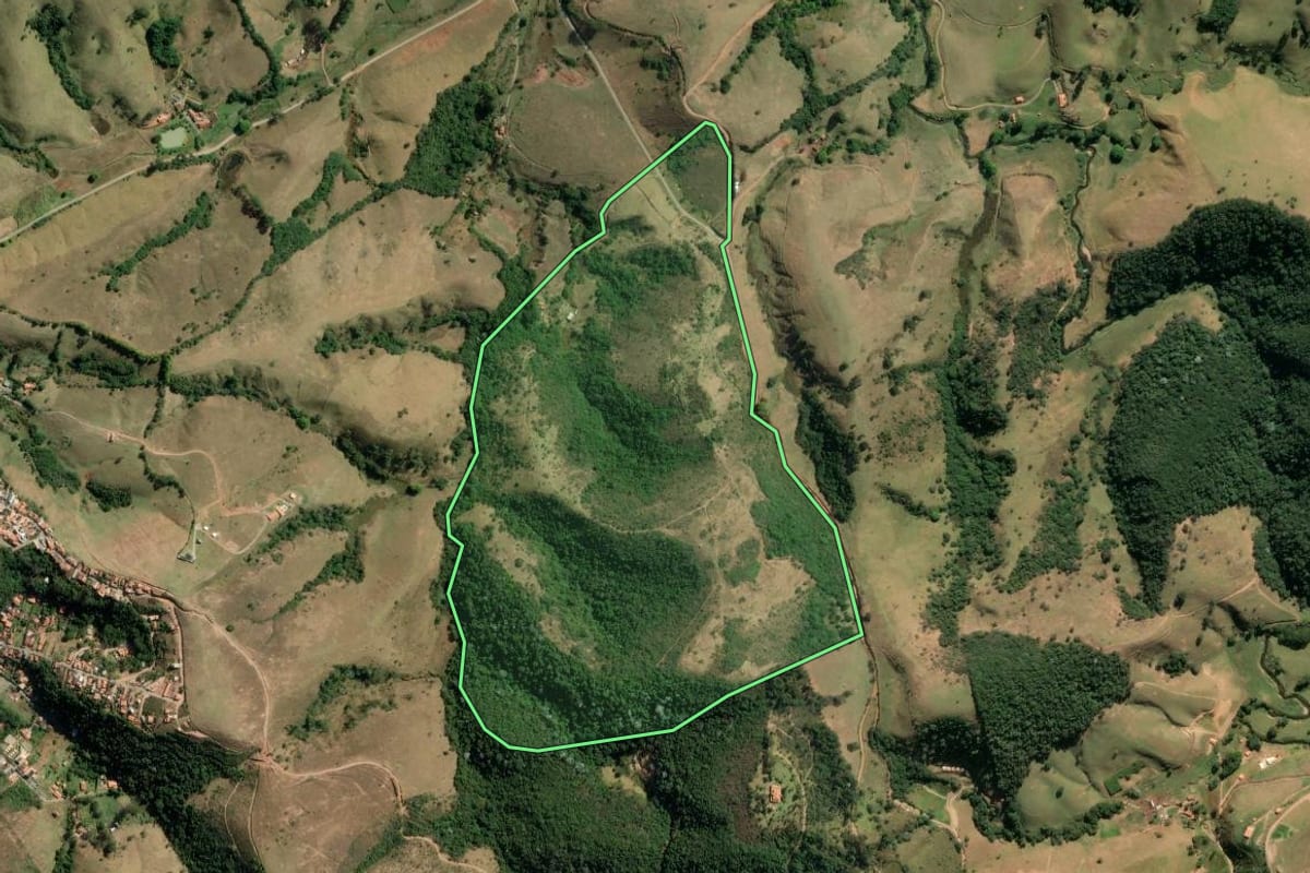 Imagem de satélite do imóvel rural em Cunha (SP), com o contorno declarado no CAR desenhado por cima.