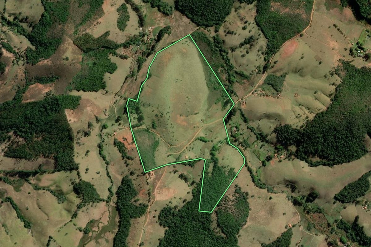 Imagem de satélite do imóvel rural em Cunha (SP), com o contorno declarado no CAR desenhado por cima.
