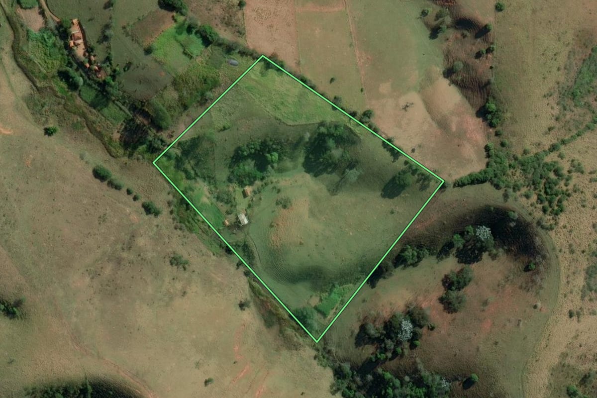 Imagem de satélite do imóvel rural em Cunha (SP), com o contorno declarado no CAR desenhado por cima.