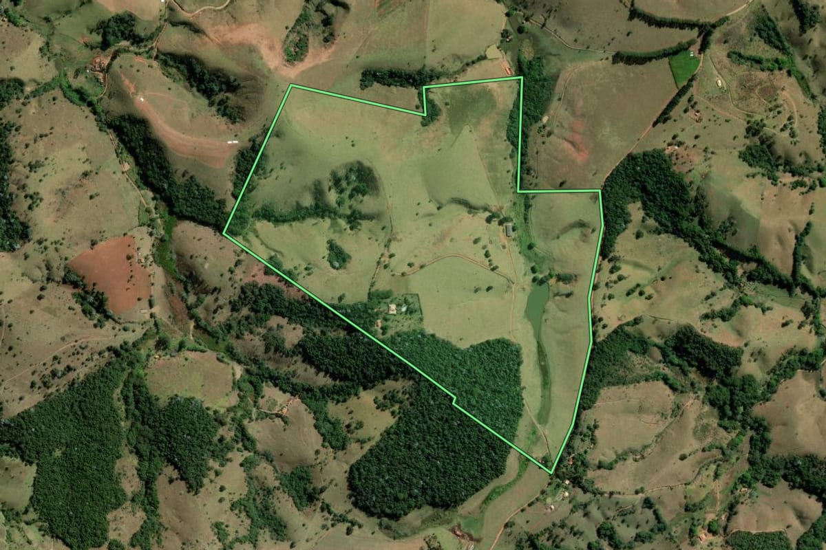Imagem de satélite do imóvel rural em Cunha (SP), com o contorno declarado no CAR desenhado por cima.