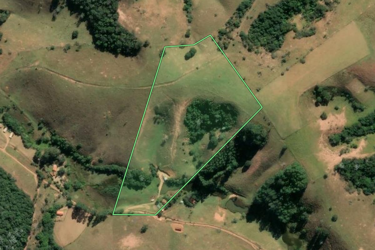 Imagem de satélite do imóvel rural em Cunha (SP), com o contorno declarado no CAR desenhado por cima.
