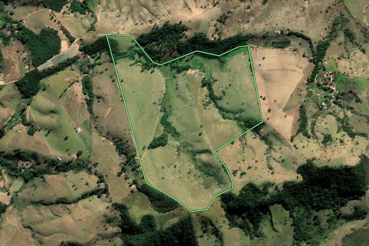 Imagem de satélite do imóvel rural em Cunha (SP), com o contorno declarado no CAR desenhado por cima.