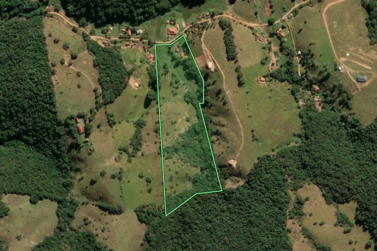 Imagem de satélite do imóvel rural em Cunha (SP), com o contorno declarado no CAR desenhado por cima.