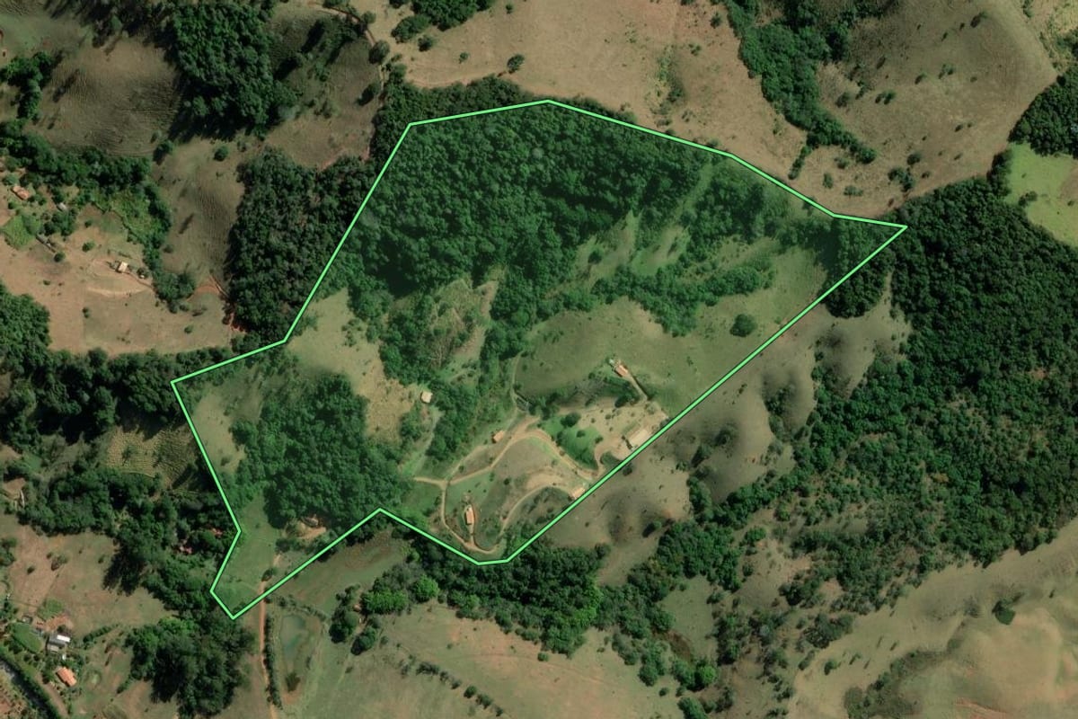 Imagem de satélite do imóvel rural em Cunha (SP), com o contorno declarado no CAR desenhado por cima.