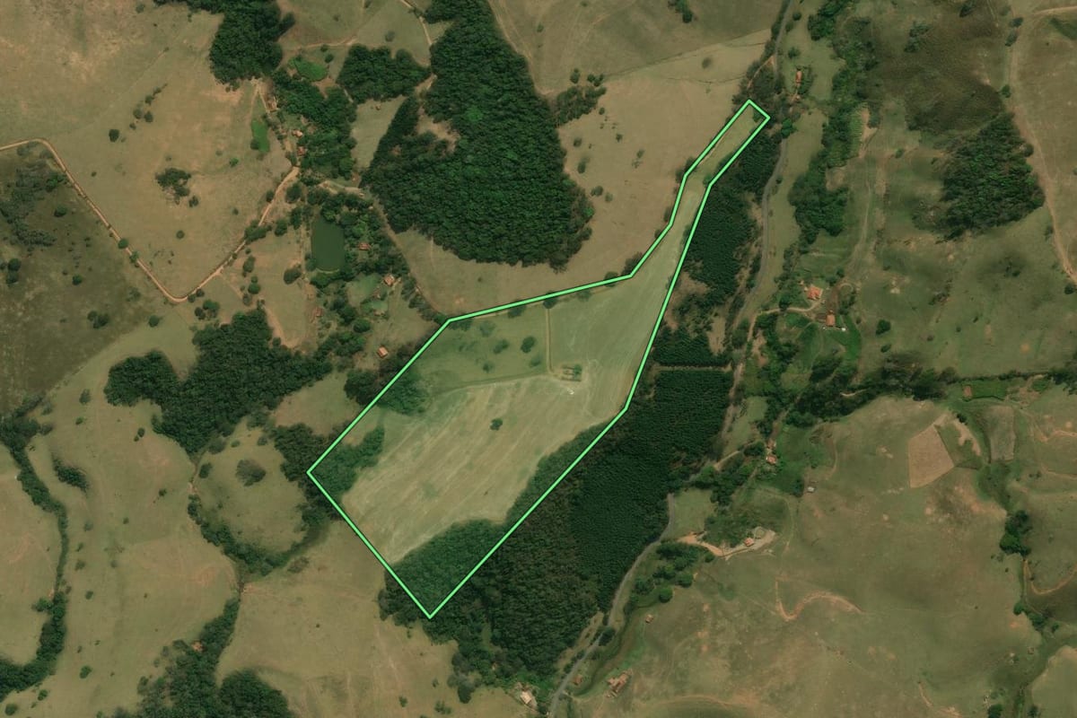Imagem de satélite do imóvel rural em Cunha (SP), com o contorno declarado no CAR desenhado por cima.