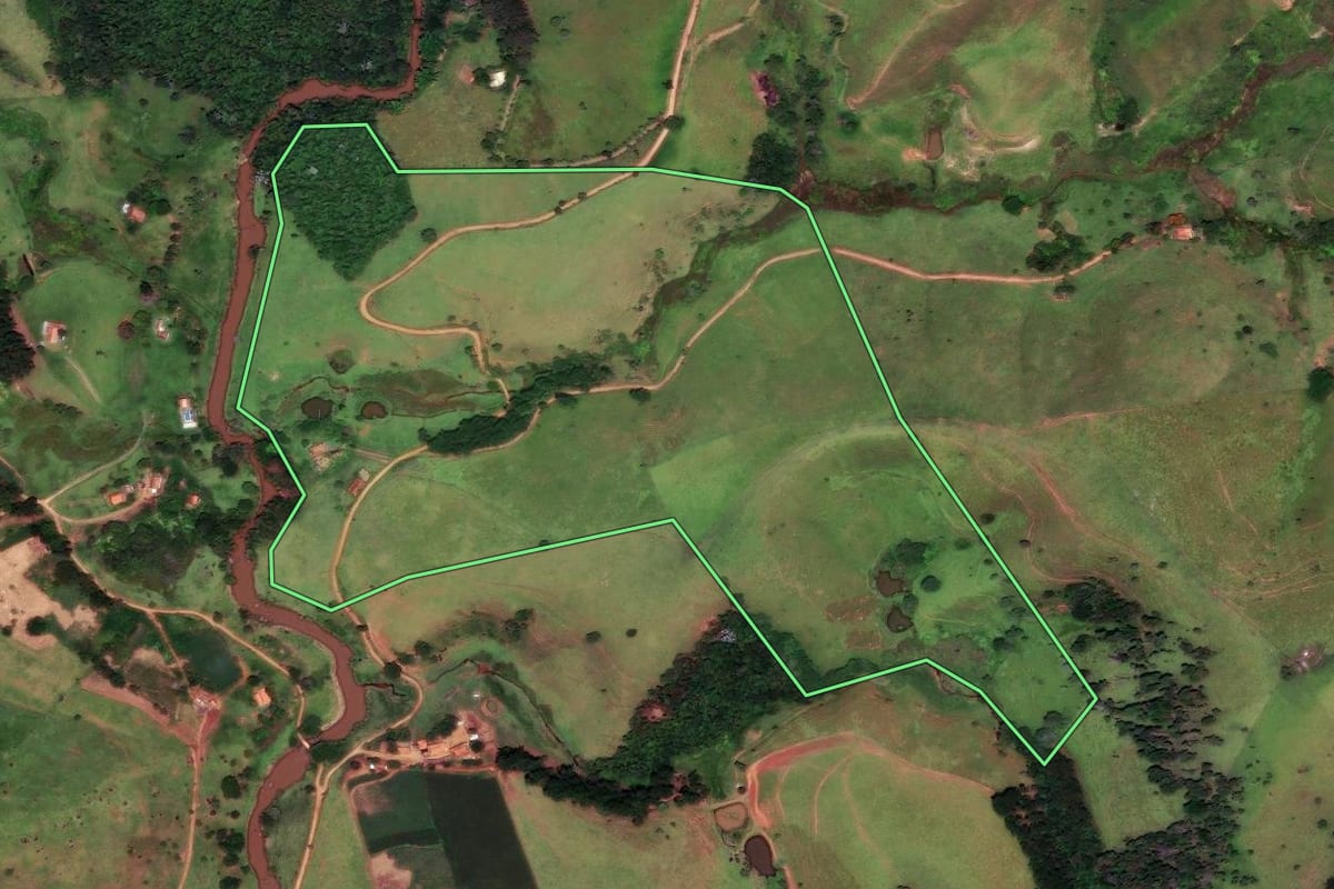Imagem de satélite do imóvel rural em Cunha (SP), com o contorno declarado no CAR desenhado por cima.