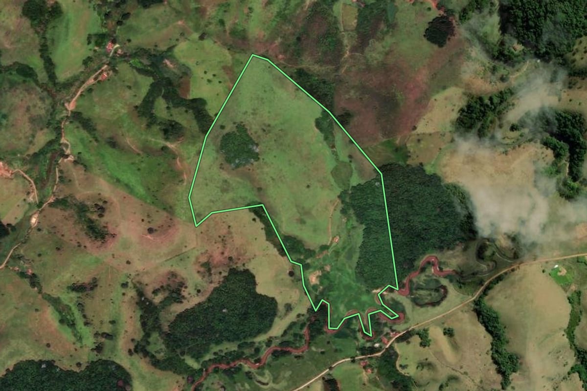 Imagem de satélite do imóvel rural em Cunha (SP), com o contorno declarado no CAR desenhado por cima.