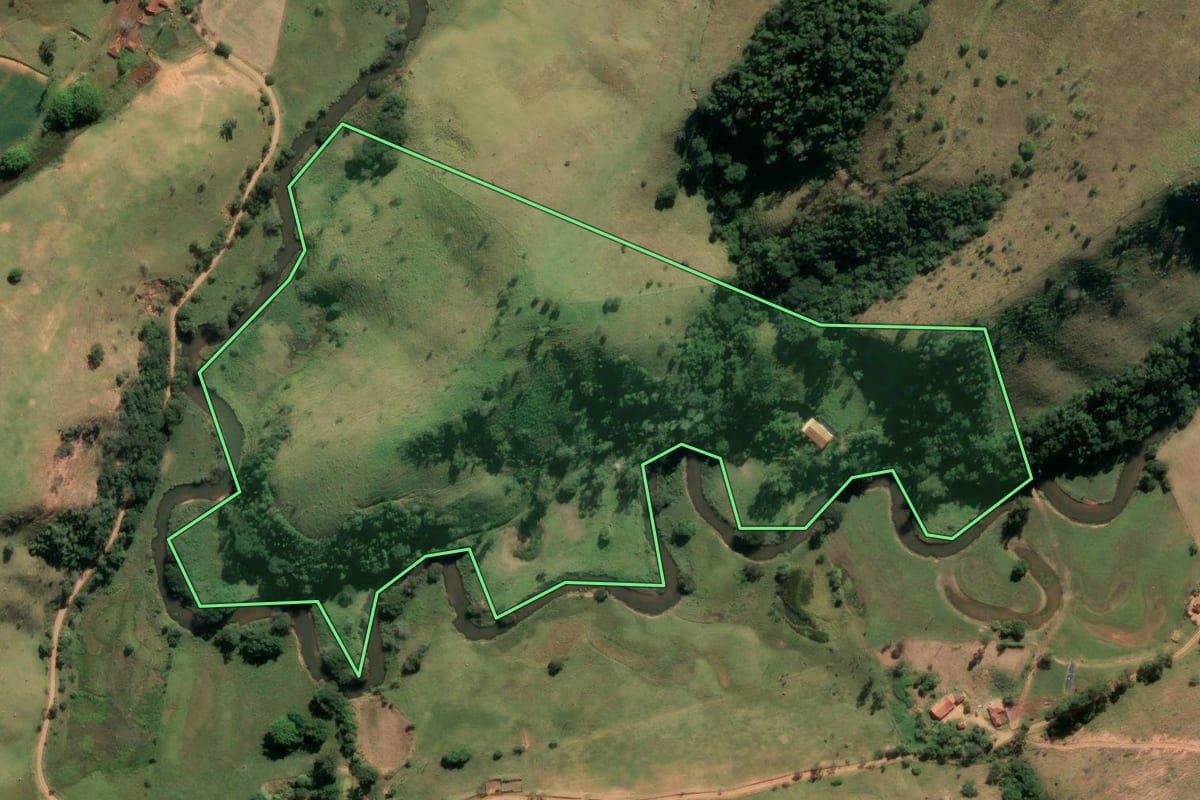 Imagem de satélite do imóvel rural em Cunha (SP), com o contorno declarado no CAR desenhado por cima.