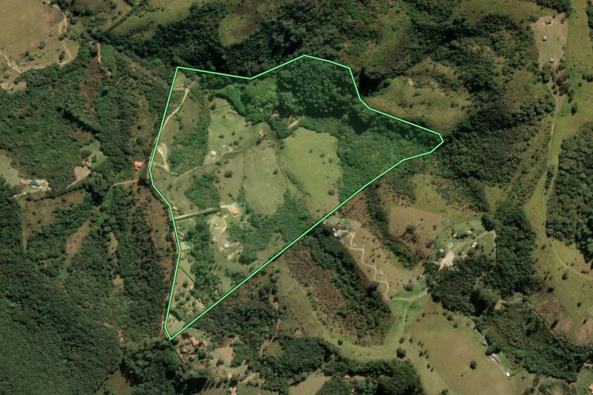 Imagem de satélite do imóvel rural em Cunha (SP), com o contorno declarado no CAR desenhado por cima.