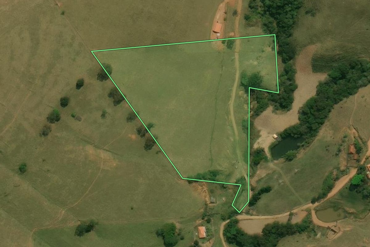 Imagem de satélite do imóvel rural em Cunha (SP), com o contorno declarado no CAR desenhado por cima.