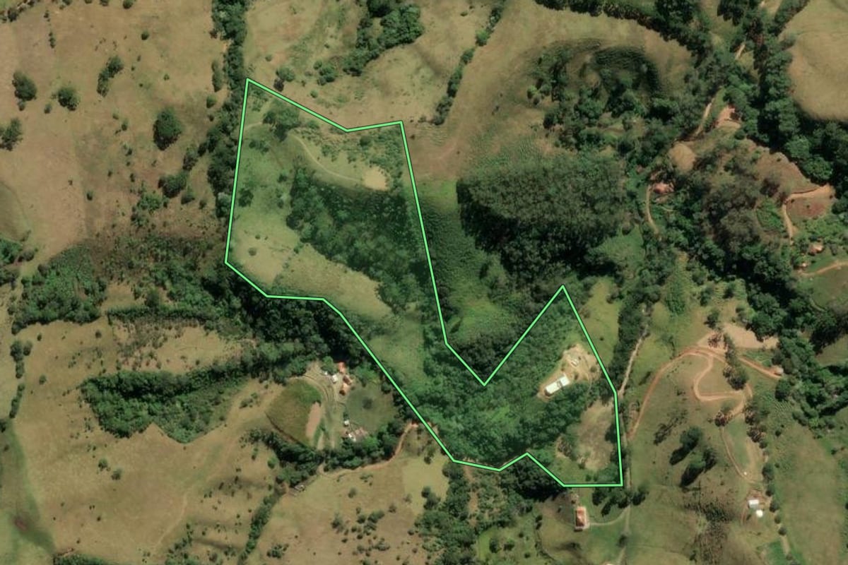 Imagem de satélite do imóvel rural em Cunha (SP), com o contorno declarado no CAR desenhado por cima.