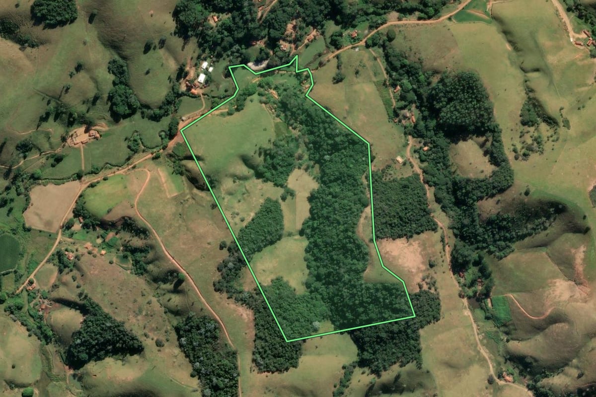 Imagem de satélite do imóvel rural em Cunha (SP), com o contorno declarado no CAR desenhado por cima.