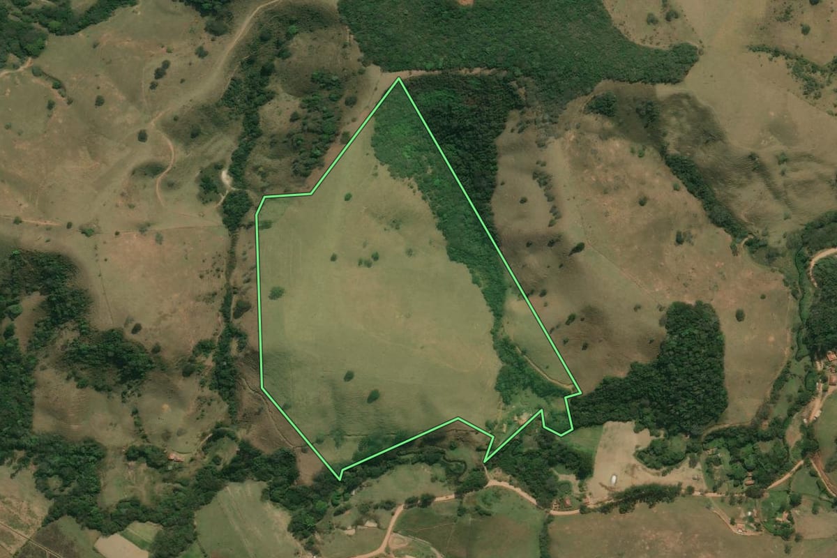 Imagem de satélite do imóvel rural em Cunha (SP), com o contorno declarado no CAR desenhado por cima.