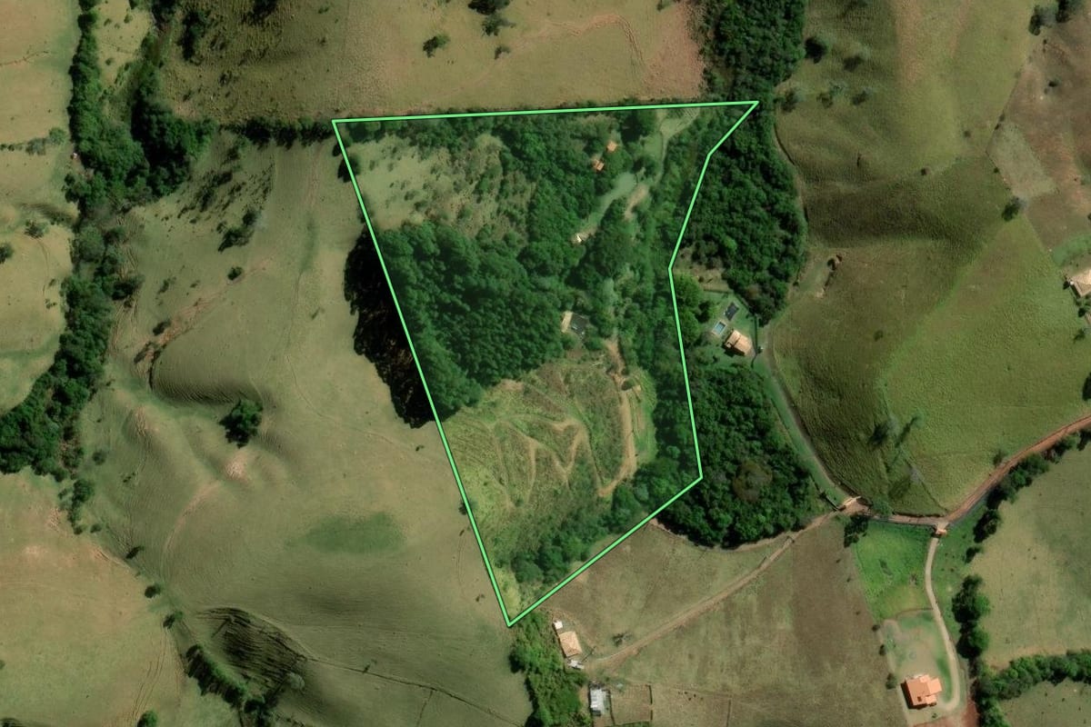Imagem de satélite do imóvel rural em Cunha (SP), com o contorno declarado no CAR desenhado por cima.
