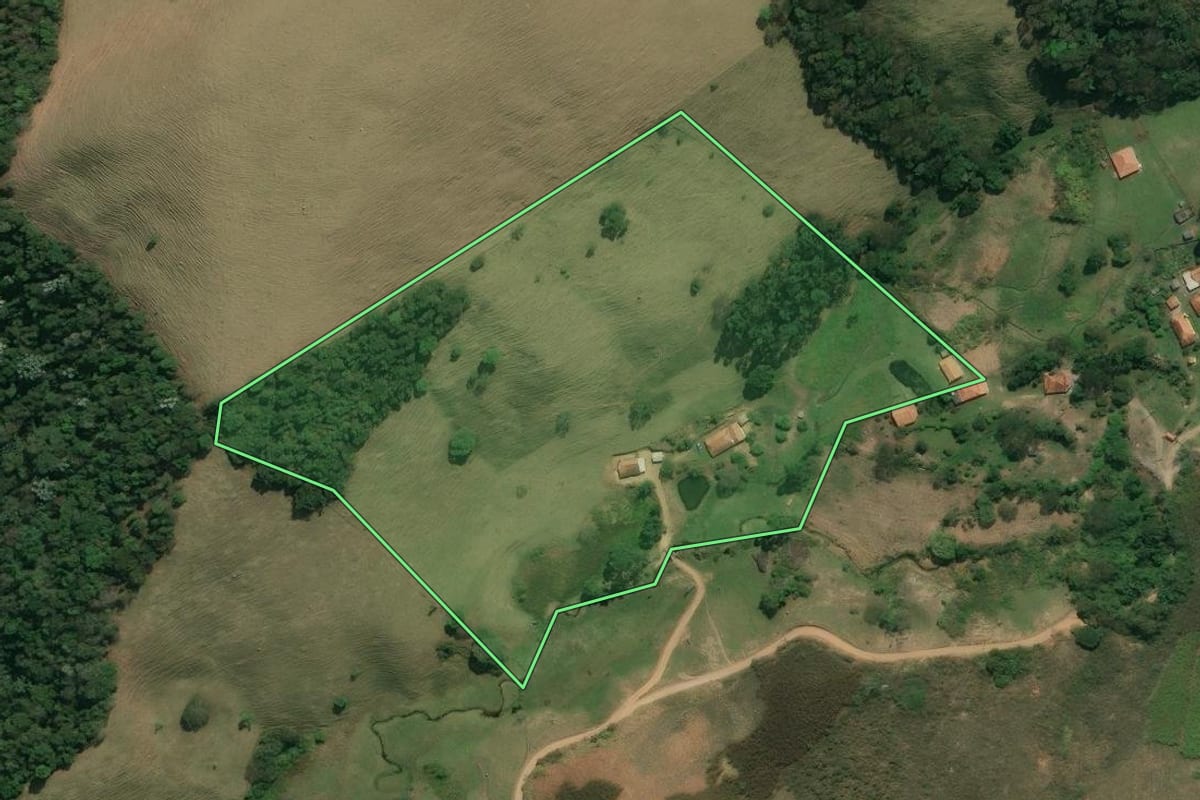 Imagem de satélite do imóvel rural em Cunha (SP), com o contorno declarado no CAR desenhado por cima.