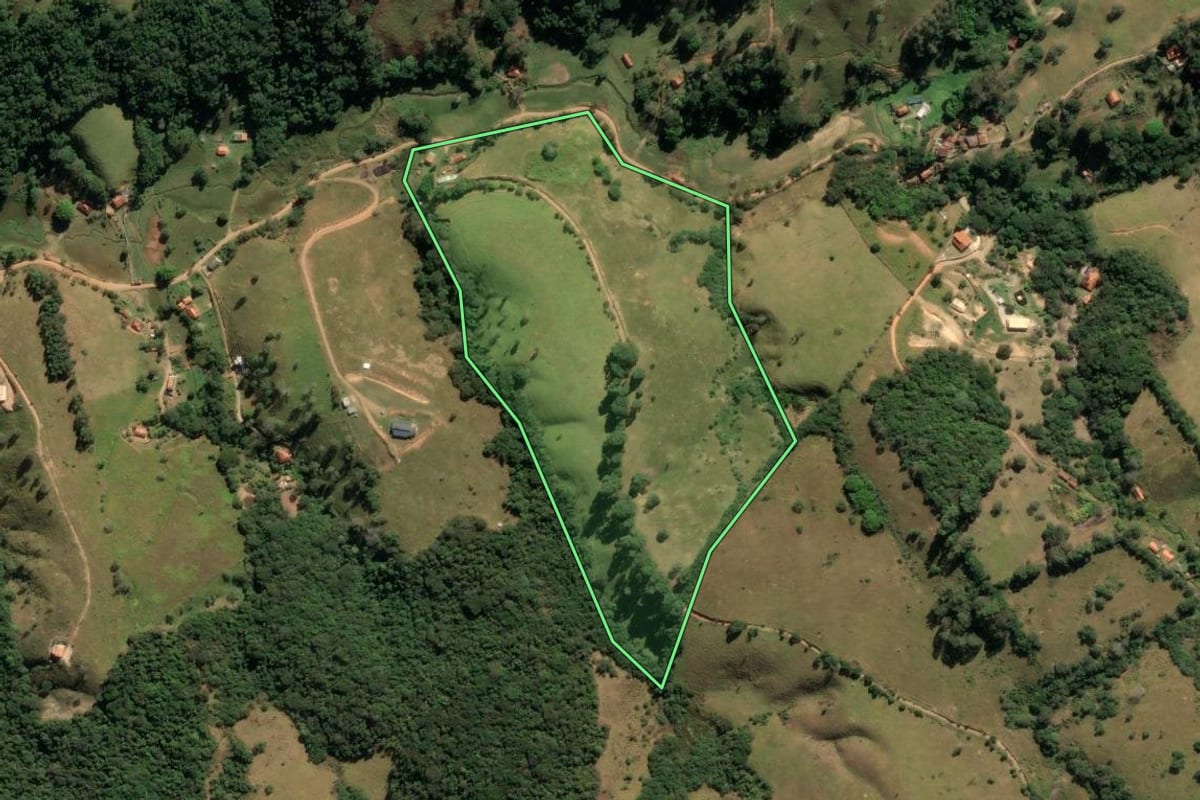 Imagem de satélite do imóvel rural em Cunha (SP), com o contorno declarado no CAR desenhado por cima.