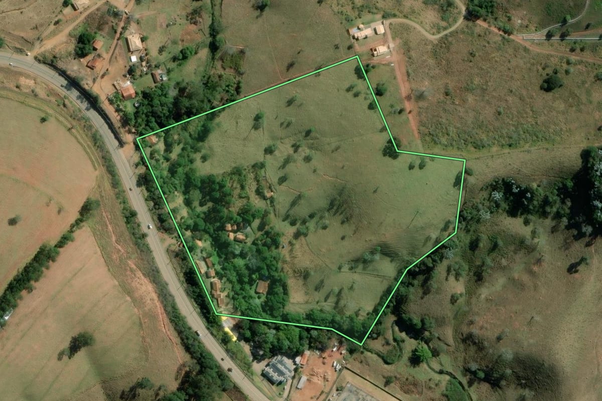 Imagem de satélite do imóvel rural em Cunha (SP), com o contorno declarado no CAR desenhado por cima.