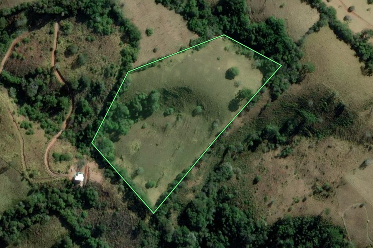 Imagem de satélite do imóvel rural em Cunha (SP), com o contorno declarado no CAR desenhado por cima.