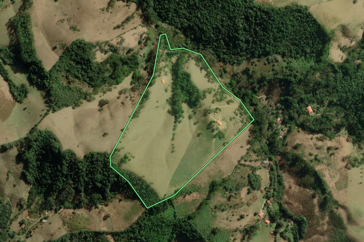 Imagem de satélite do imóvel rural em Cunha (SP), com o contorno declarado no CAR desenhado por cima.