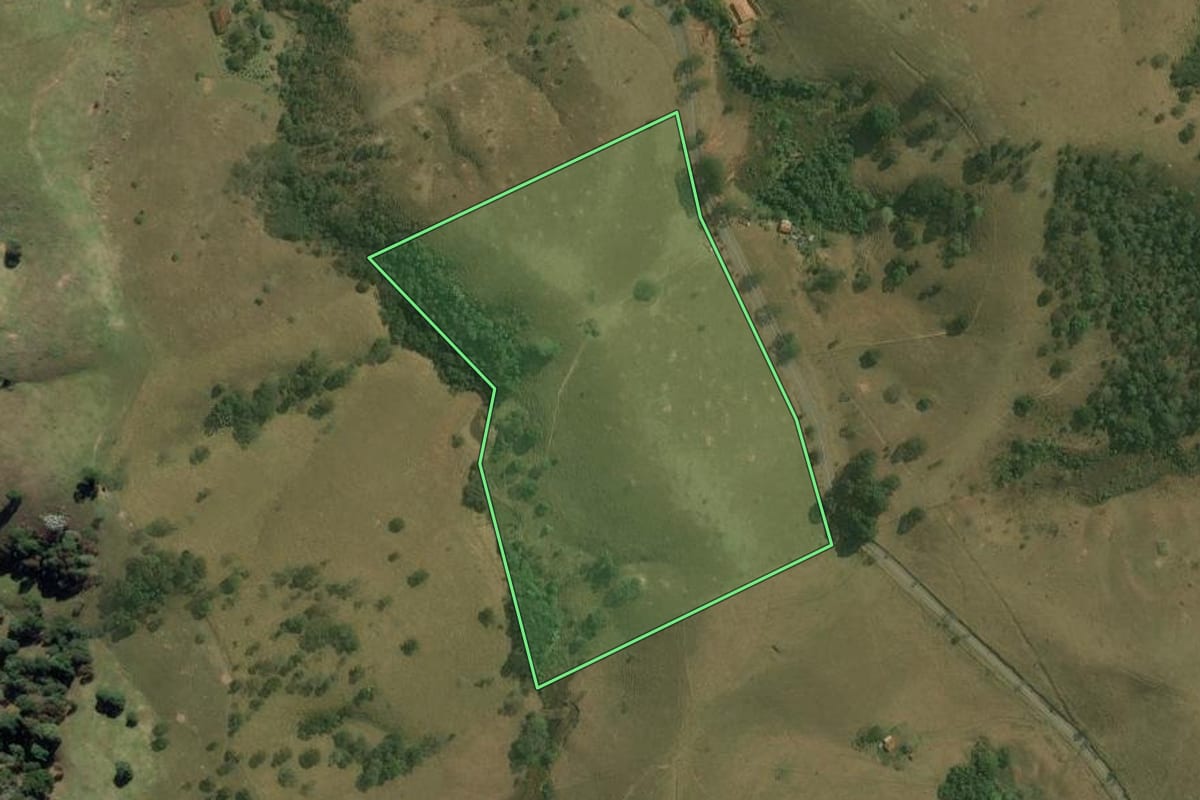 Imagem de satélite do imóvel rural em Cunha (SP), com o contorno declarado no CAR desenhado por cima.