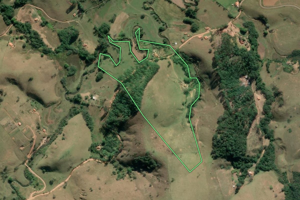 Imagem de satélite do imóvel rural em Cunha (SP), com o contorno declarado no CAR desenhado por cima.