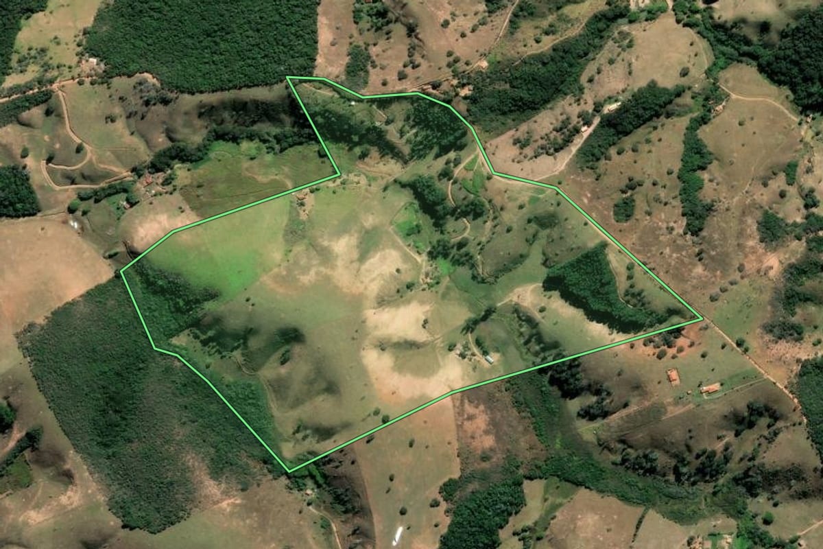 Imagem de satélite do imóvel rural em Cunha (SP), com o contorno declarado no CAR desenhado por cima.