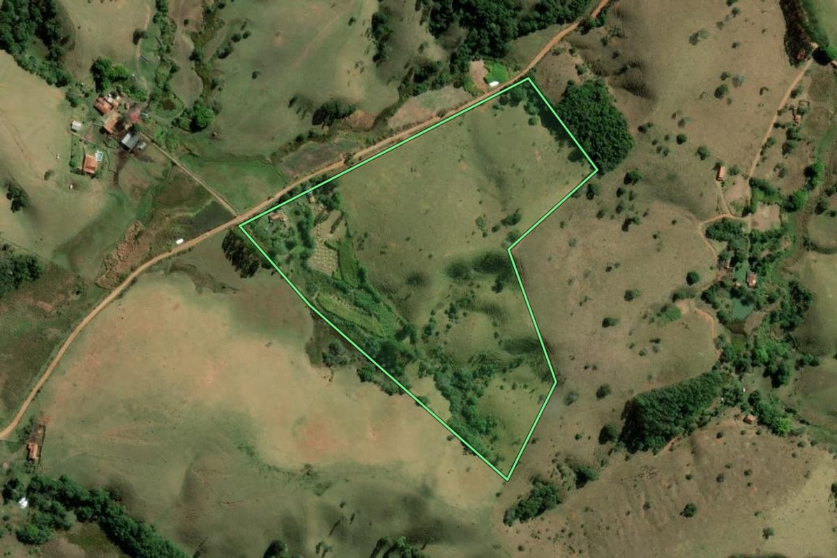 Imagem de satélite do imóvel rural em Cunha (SP), com o contorno declarado no CAR desenhado por cima.