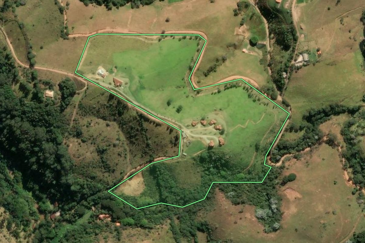 Imagem de satélite do imóvel rural em Cunha (SP), com o contorno declarado no CAR desenhado por cima.