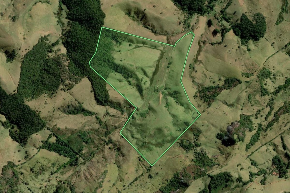 Imagem de satélite do imóvel rural em Cunha (SP), com o contorno declarado no CAR desenhado por cima.
