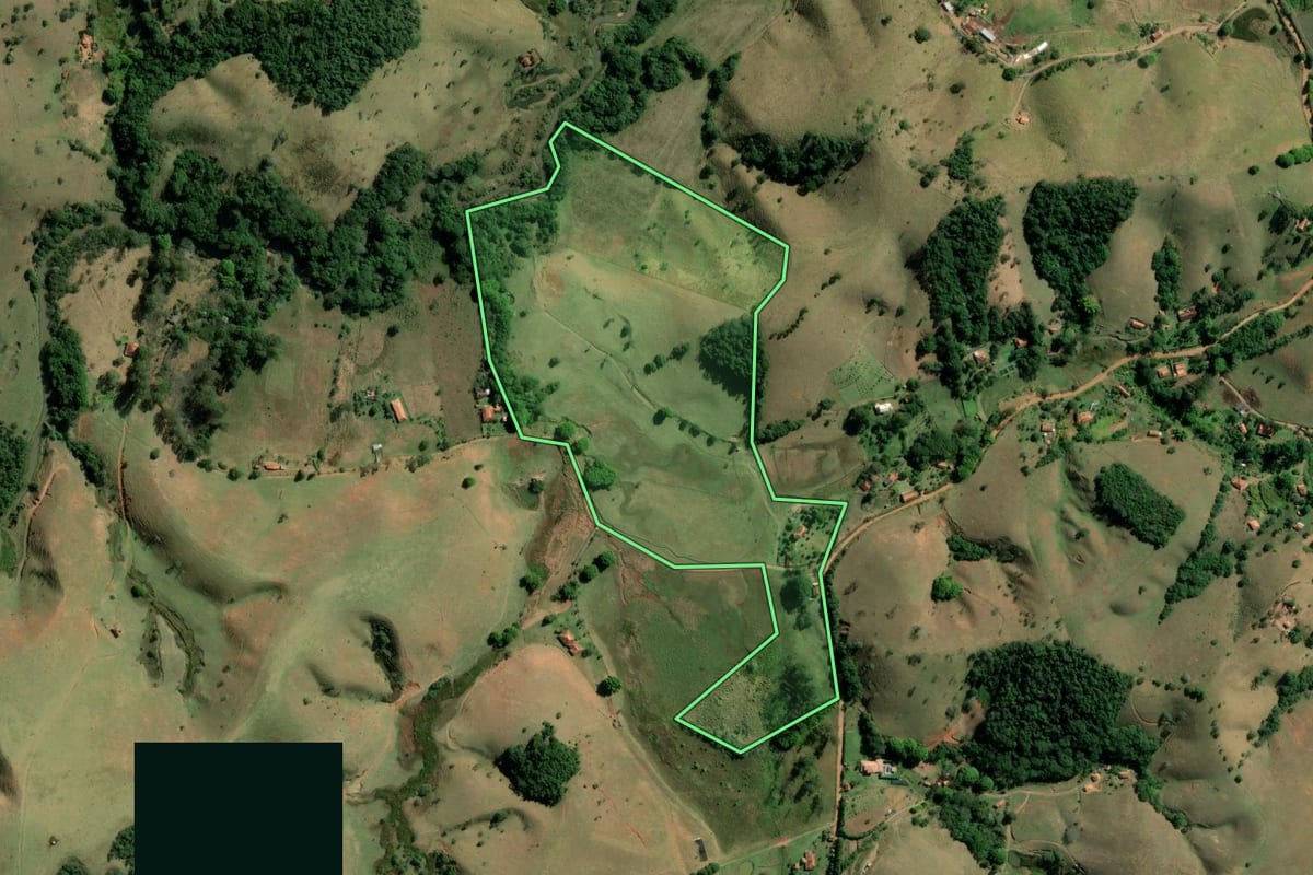 Imagem de satélite do imóvel rural em Cunha (SP), com o contorno declarado no CAR desenhado por cima.