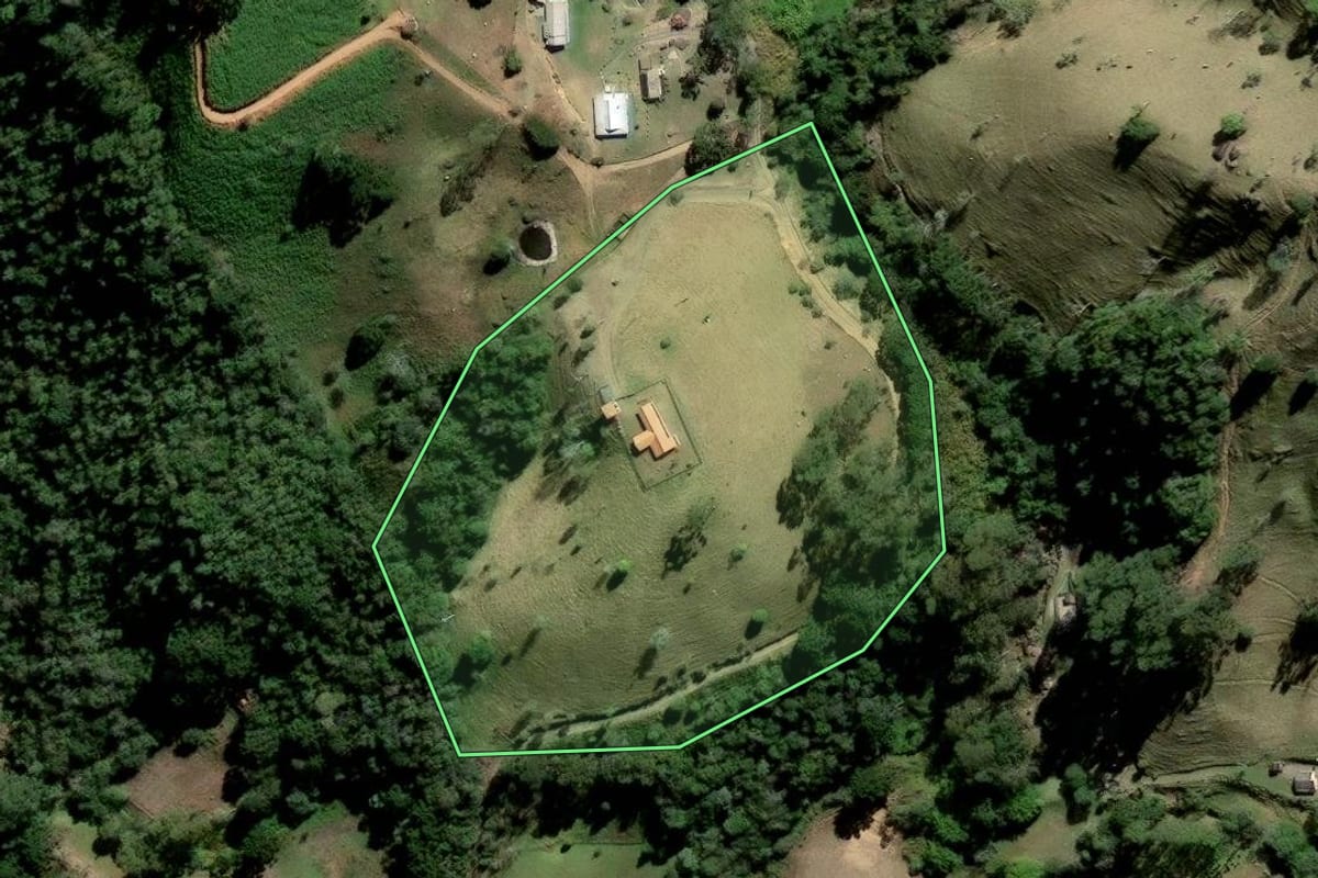 Imagem de satélite do imóvel rural em Cunha (SP), com o contorno declarado no CAR desenhado por cima.