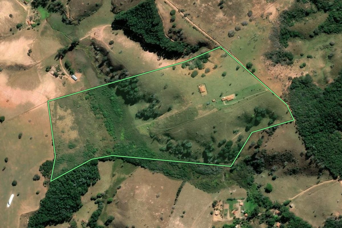 Imagem de satélite do imóvel rural em Cunha (SP), com o contorno declarado no CAR desenhado por cima.