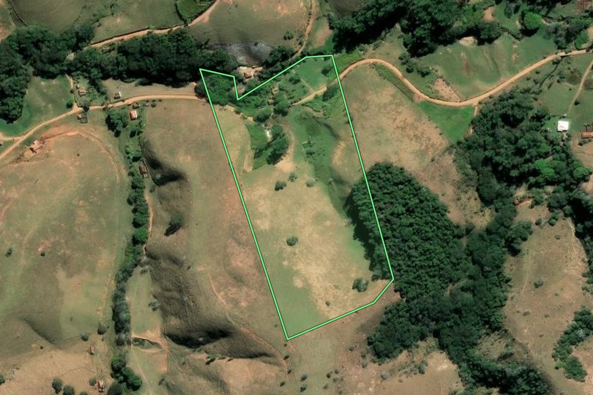 Imagem de satélite do imóvel rural em Cunha (SP), com o contorno declarado no CAR desenhado por cima.