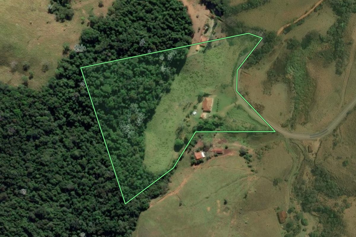 Imagem de satélite do imóvel rural em Cunha (SP), com o contorno declarado no CAR desenhado por cima.