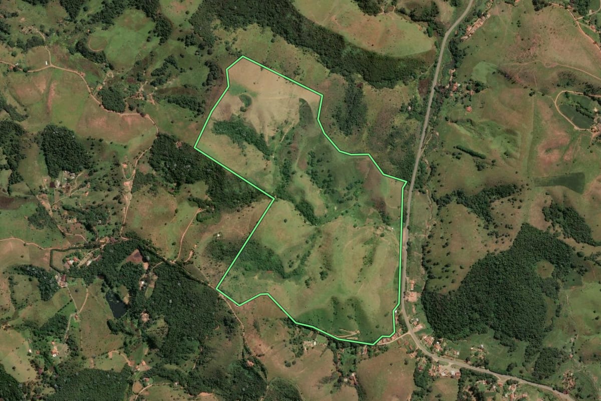 Imagem de satélite do imóvel rural em Cunha (SP), com o contorno declarado no CAR desenhado por cima.