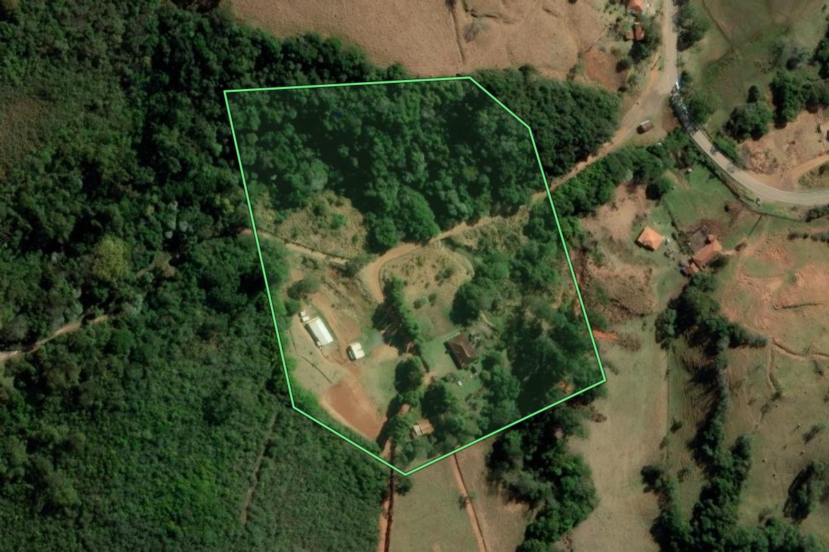 Imagem de satélite do imóvel rural em Cunha (SP), com o contorno declarado no CAR desenhado por cima.