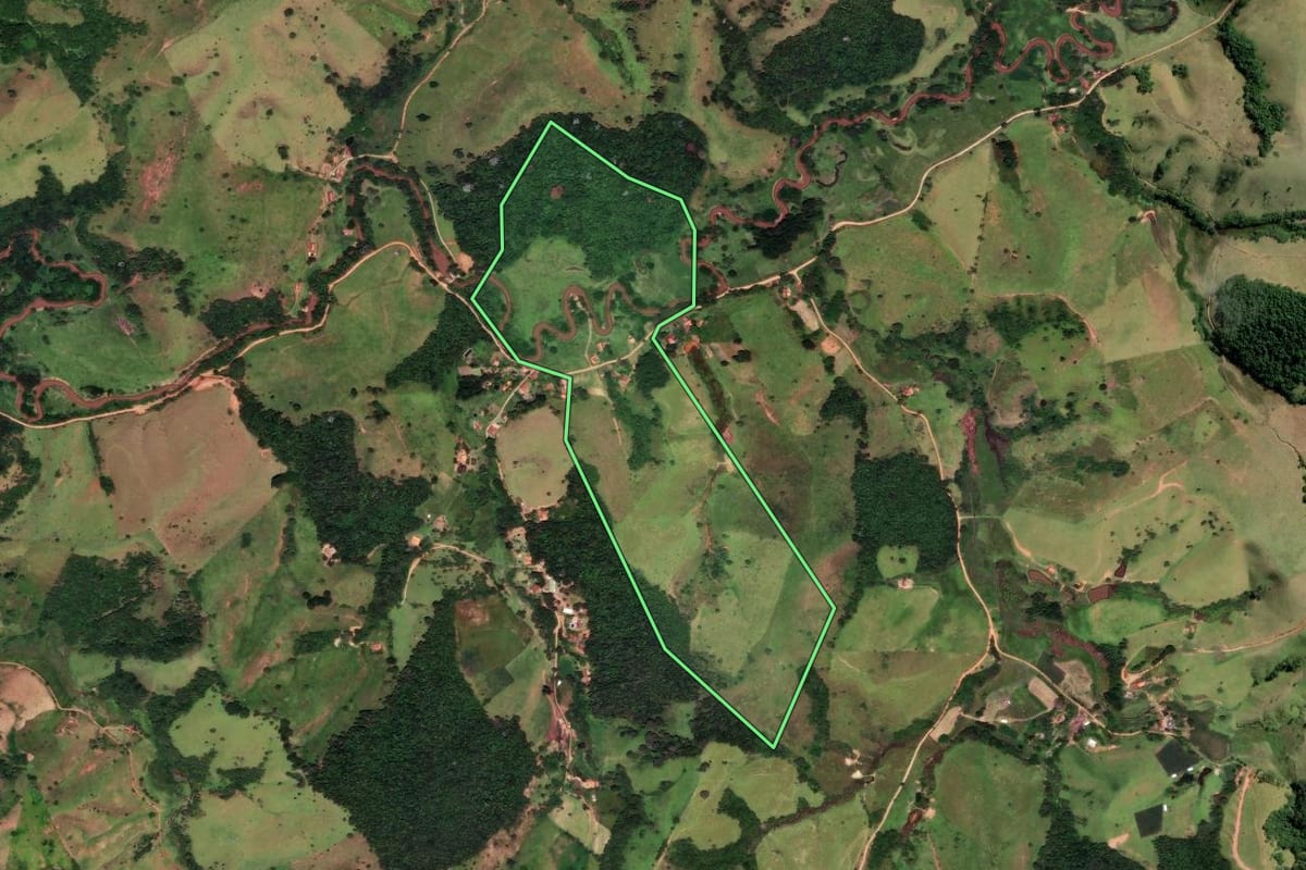 Imagem de satélite do imóvel rural em Cunha (SP), com o contorno declarado no CAR desenhado por cima.