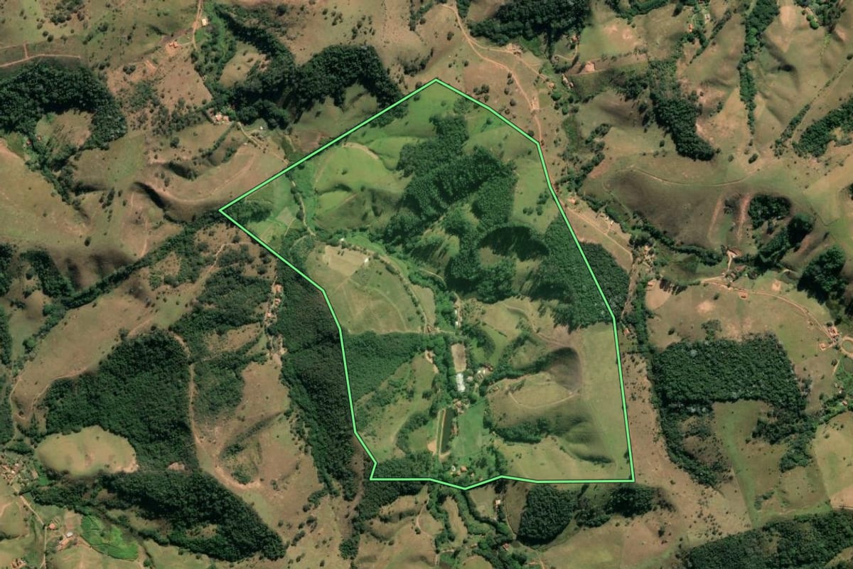 Imagem de satélite do imóvel rural em Cunha (SP), com o contorno declarado no CAR desenhado por cima.