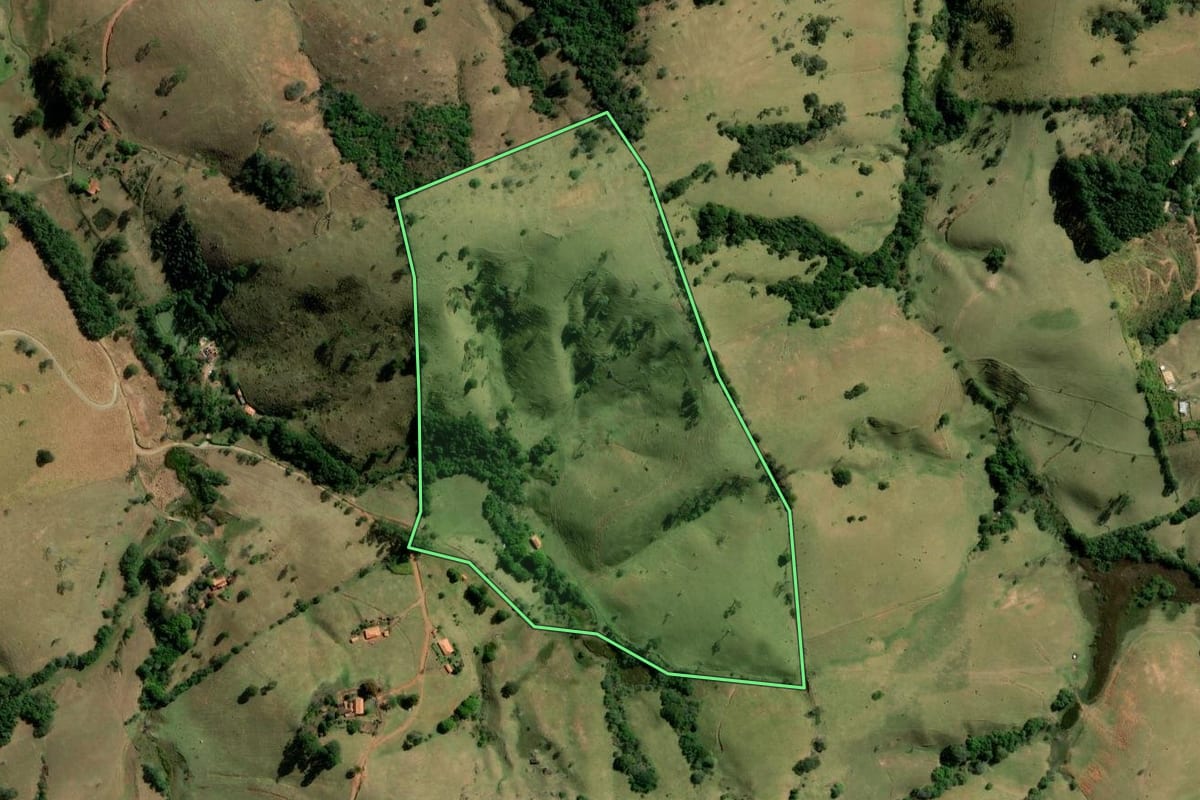 Imagem de satélite do imóvel rural em Cunha (SP), com o contorno declarado no CAR desenhado por cima.
