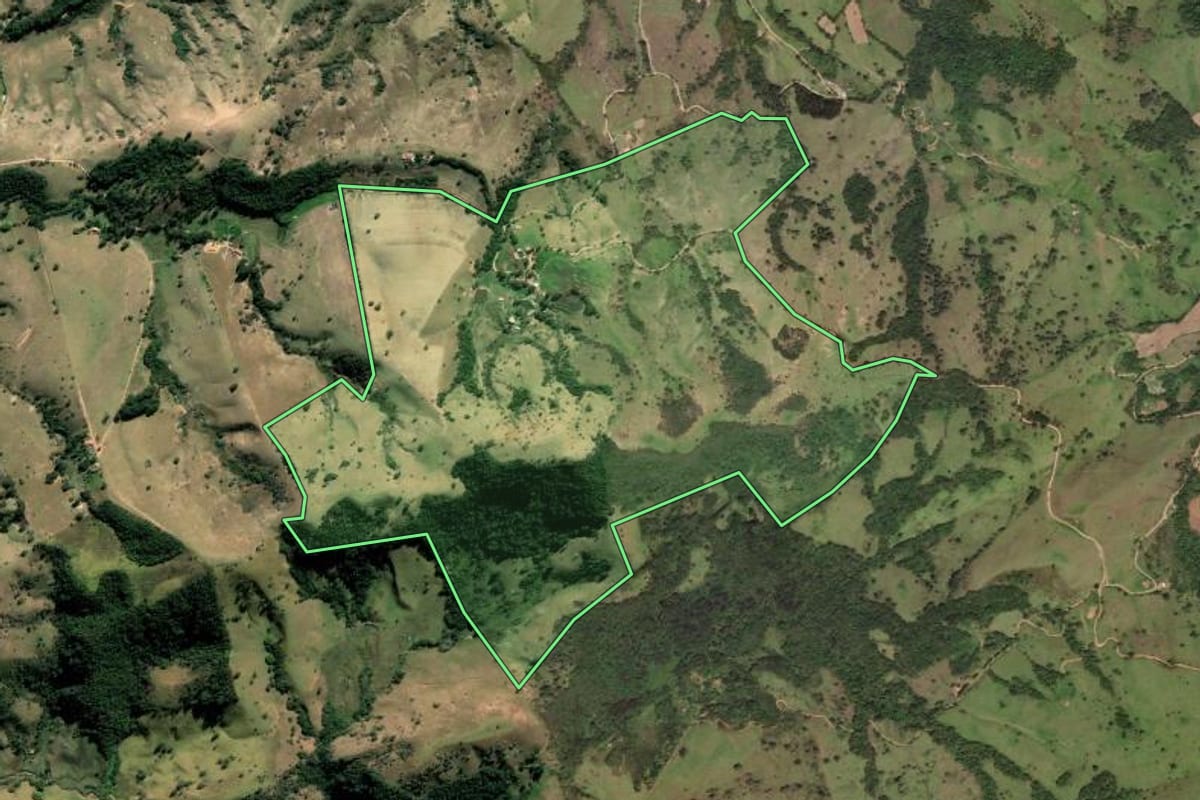 Imagem de satélite do imóvel rural em Cunha (SP), com o contorno declarado no CAR desenhado por cima.