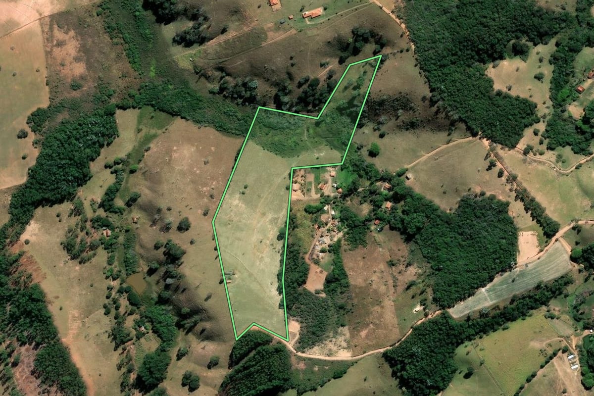 Imagem de satélite do imóvel rural em Cunha (SP), com o contorno declarado no CAR desenhado por cima.