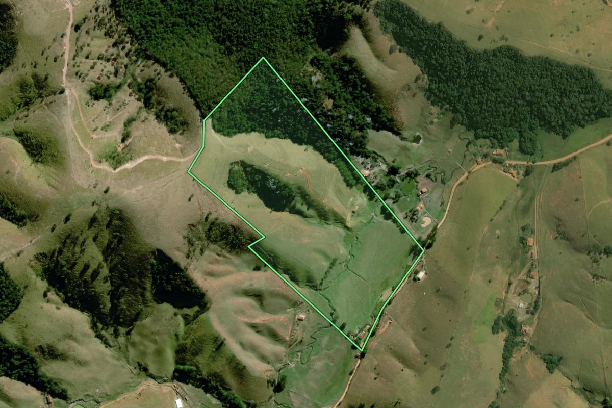 Imagem de satélite do imóvel rural em Cunha (SP), com o contorno declarado no CAR desenhado por cima.