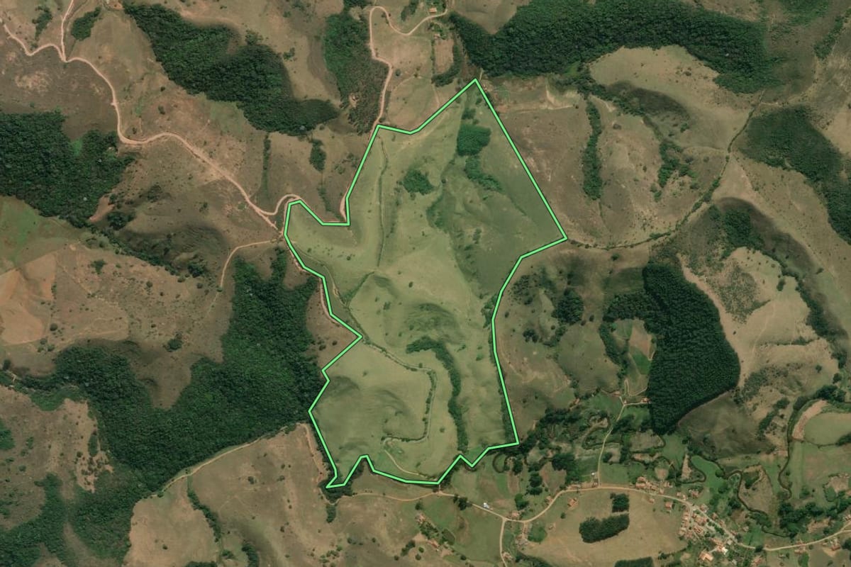 Imagem de satélite do imóvel rural em Cunha (SP), com o contorno declarado no CAR desenhado por cima.