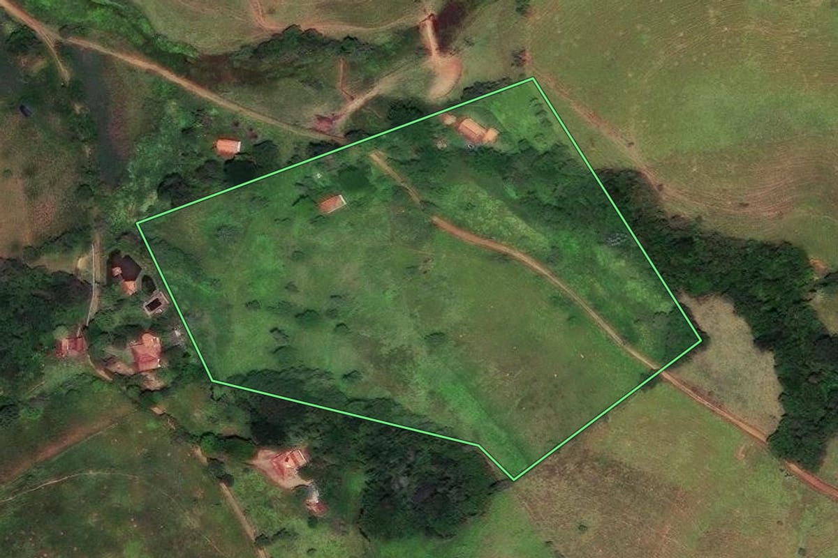 Imagem de satélite do imóvel rural em Cunha (SP), com o contorno declarado no CAR desenhado por cima.